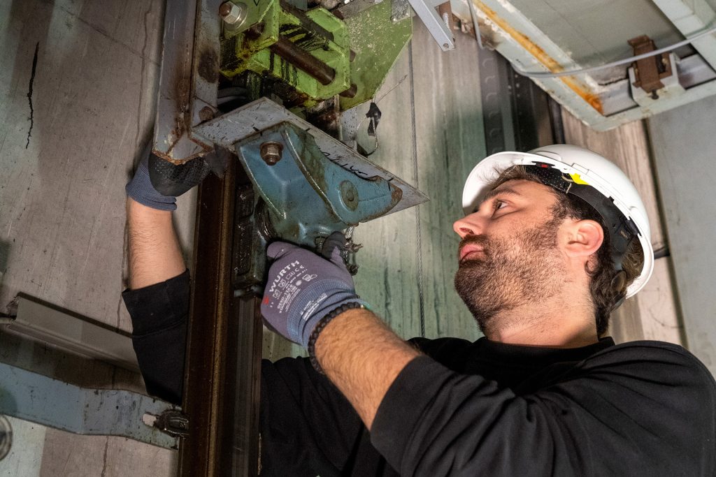 Technieker voert preventief onderhoud uit op lift
